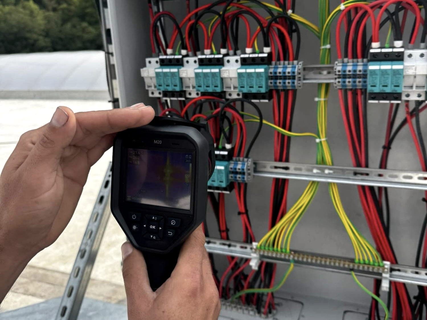 Technik kontroluje termokamerou DC rozvádzač fotovoltiky s prepäťovými ochranami
